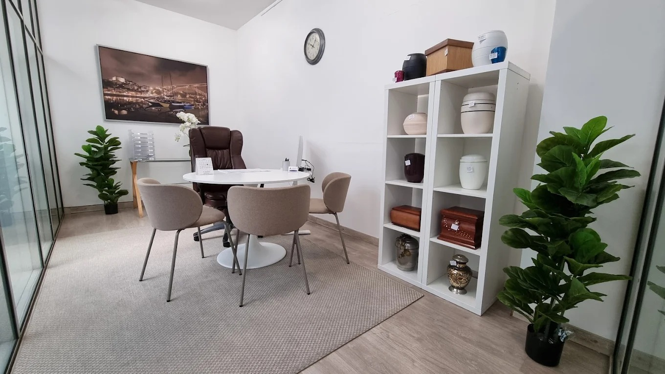 Mesa de atendimento e exposição de urnas na Ramaldense